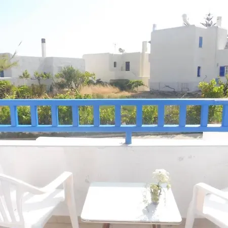 3 Min From The Beach-white&blue House In דירה אפולון