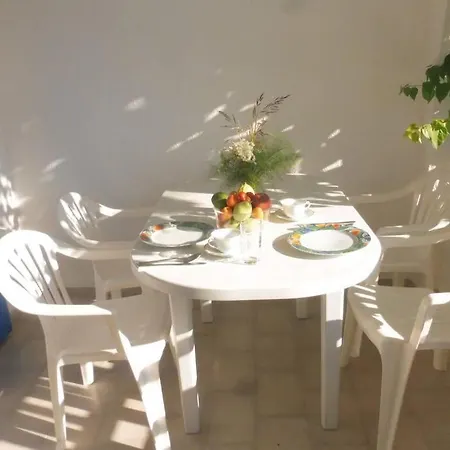 3 Min From The Beach-white&blue House In דירה *