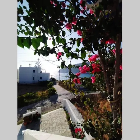 3 Min From The Beach-white&blue House In דירה *