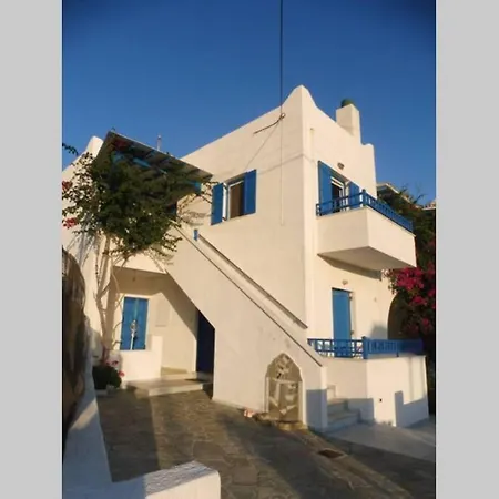 3 Min From The Beach-white&blue House In דירה *